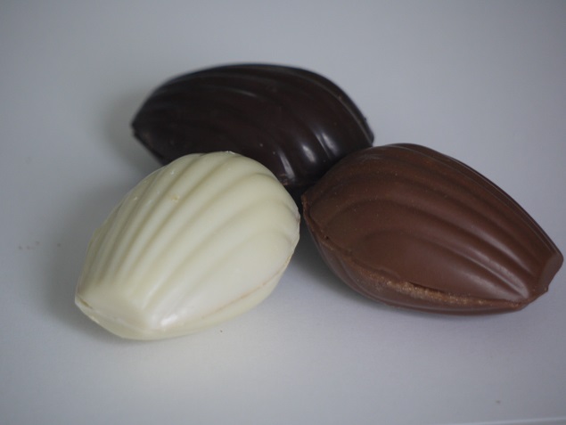 Praliné amande chocolat blanc, chocolat au lait, chocolat noir, crêpe dentelle, Madeleine