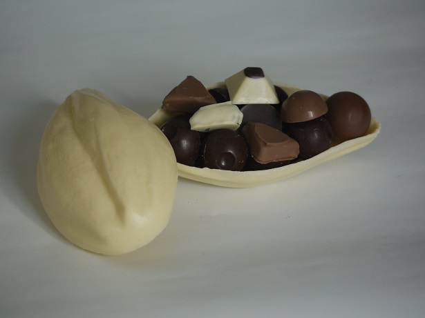 Petite cabosse de 100g, peut être garnie de 150g de chocolatss
